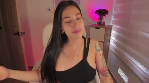 Snapshot of roxana_04_ chatting on 06/19/26, 02:32 Rox online show from 06/19/26, 02:32