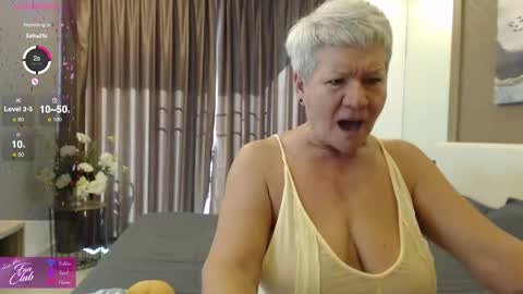 Snapshot of roxana_brooks chatting on 11/30/25, 01:42 Roxana online show from 11/30/25, 01:42