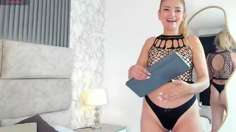 Snapshot of roxana_sins chatting on 10/10/25, 02:49 roxana sins online show from 10/10/25, 02:49