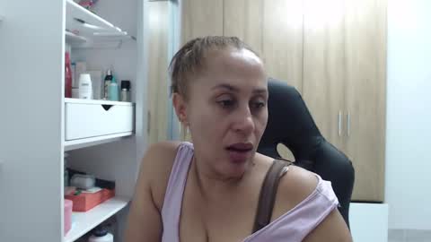 Snapshot of roxanalove7 chatting on 12/17/24, 01:50 Roxana online show from 12/17/24, 01:50