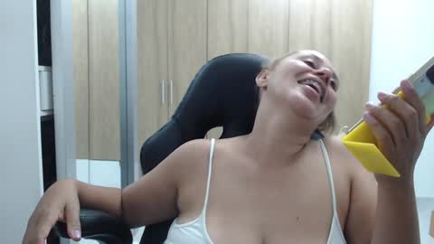 Snapshot of roxanalove7 chatting on 12/24/24, 11:22 Roxana online show from 12/24/24, 11:22