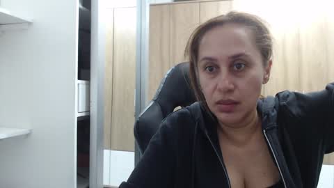 Snapshot of roxanalove7 chatting on 01/15/25, 04:15 Roxana online show from 01/15/25, 04:15