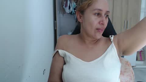 Snapshot of roxanalove7 chatting on 10/19/25, 06:19 Roxana online show from 10/19/25, 06:19