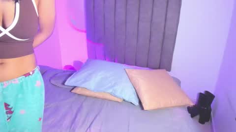 Snapshot of roxanedewalle chatting on 12/17/25, 02:50 Roxane online show from 12/17/25, 02:50