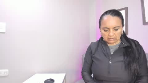 Snapshot of roxanna_moore2 chatting on 06/22/26, 01:29 Roxanna online show from 06/22/26, 01:29