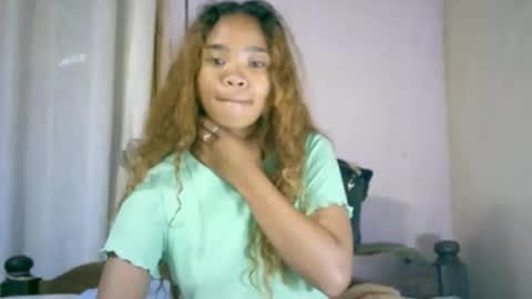 Snapshot of roxanne_98 chatting on 11/26/25, 12:33 roxanne_98 online show from 11/26/25, 12:33