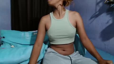 Snapshot of roxanne_98 chatting on 05/25/26, 01:44 roxanne_98 online show from 05/25/26, 01:44