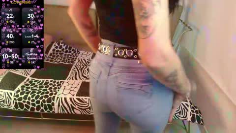 Snapshot of roxanne_vale chatting on 04/18/26, 08:20 Roxanne online show from 04/18/26, 08:20