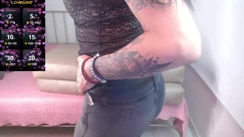 Snapshot of roxanne_vale chatting on 04/24/26, 08:11 Roxanne online show from 04/24/26, 08:11