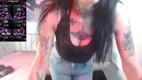 Snapshot of roxanne_vale chatting on 04/29/26, 01:15 Roxanne online show from 04/29/26, 01:15
