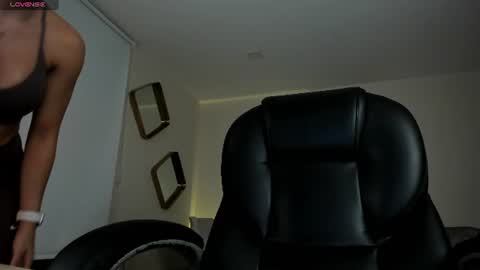 Snapshot of roxannehill_ chatting on 06/19/26, 11:03 Roxanne Hill online show from 06/19/26, 11:03