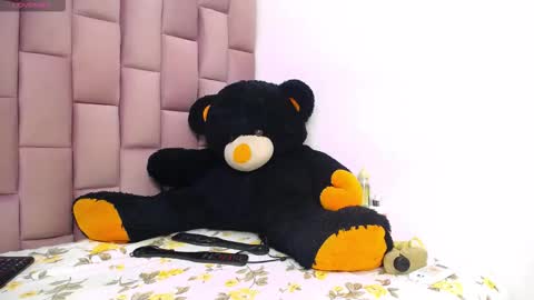 Snapshot of roxannehott chatting on 03/19/26, 08:13 ross brown online show from 03/19/26, 08:13