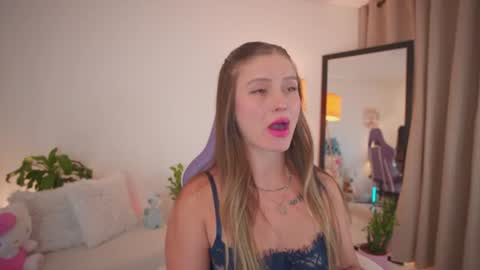Snapshot of roxie_gates chatting on 06/29/26, 11:27 R O X I E online show from 06/29/26, 11:27
