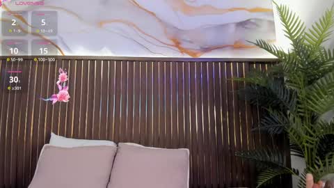 Roxie  online show from 04/17/26, 12:30