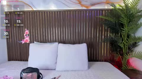 Snapshot of roxie_ns chatting on 04/19/26, 12:37 Roxie online show from 04/19/26, 12:37