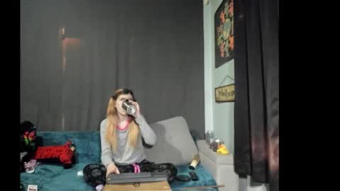 roxihazeleyes online show from 11/26/25, 10:11