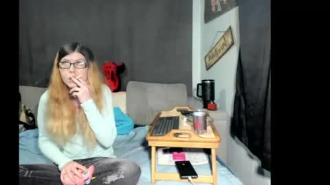 Snapshot of roxihazeleyes chatting on 04/21/26, 01:29 roxihazeleyes online show from 04/21/26, 01:29