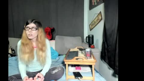 Snapshot of roxihazeleyes chatting on 04/21/26, 01:42 roxihazeleyes online show from 04/21/26, 01:42