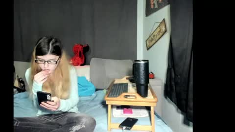 Snapshot of roxihazeleyes chatting on 04/21/26, 02:51 roxihazeleyes online show from 04/21/26, 02:51