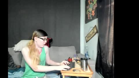 Snapshot of roxihazeleyes chatting on 04/25/26, 01:36 roxihazeleyes online show from 04/25/26, 01:36