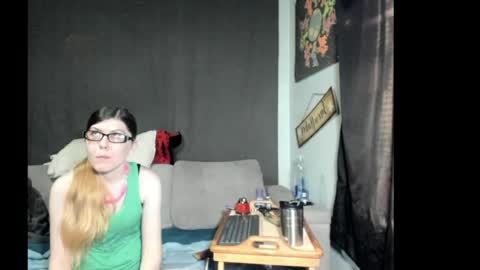 Snapshot of roxihazeleyes chatting on 04/25/26, 01:41 roxihazeleyes online show from 04/25/26, 01:41