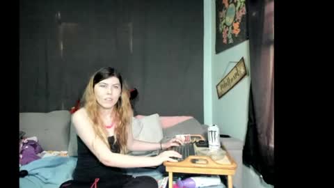 Snapshot of roxihazeleyes chatting on 04/28/26, 06:24 roxihazeleyes online show from 04/28/26, 06:24