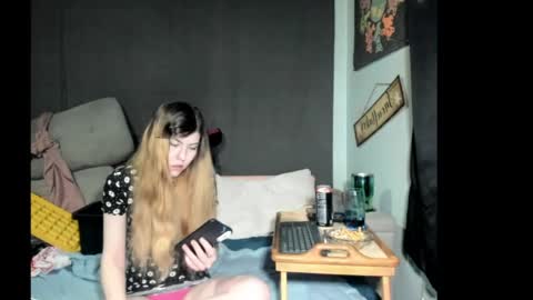 Snapshot of roxihazeleyes chatting on 04/30/26, 12:00 roxihazeleyes online show from 04/30/26, 12:00