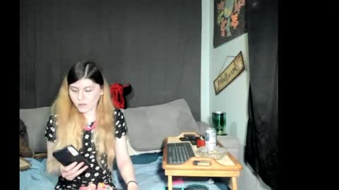Snapshot of roxihazeleyes chatting on 05/01/26, 06:51 roxihazeleyes online show from 05/01/26, 06:51