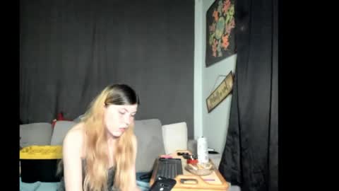 Snapshot of roxihazeleyes chatting on 05/05/26, 03:47 roxihazeleyes online show from 05/05/26, 03:47