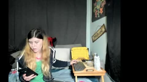 Snapshot of roxihazeleyes chatting on 05/13/26, 02:42 roxihazeleyes online show from 05/13/26, 02:42