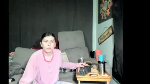 Snapshot of roxihazeleyes chatting on 05/21/26, 01:29 roxihazeleyes online show from 05/21/26, 01:29