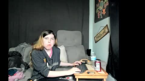 Snapshot of roxihazeleyes chatting on 05/23/26, 01:22 roxihazeleyes online show from 05/23/26, 01:22