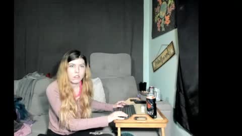 Snapshot of roxihazeleyes chatting on 05/24/26, 04:06 roxihazeleyes online show from 05/24/26, 04:06