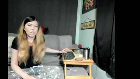 Snapshot of roxihazeleyes chatting on 06/01/26, 04:36 roxihazeleyes online show from 06/01/26, 04:36