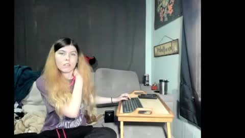 Snapshot of roxihazeleyes chatting on 06/02/26, 05:15 roxihazeleyes online show from 06/02/26, 05:15