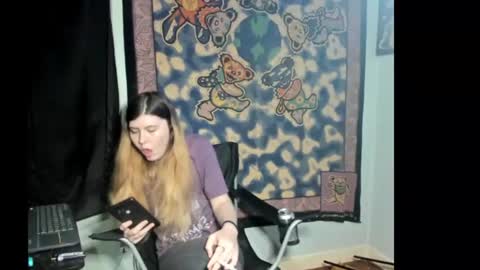 Snapshot of roxihazeleyes chatting on 07/09/26, 01:42 roxihazeleyes online show from 07/09/26, 01:42