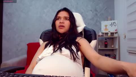 Snapshot of roxxi_2110 chatting on 10/28/25, 02:26 roxxi_2110 online show from 10/28/25, 02:26