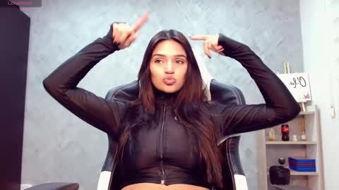 Snapshot of roxxi_2110 chatting on 11/29/25, 03:31 roxxi_2110 online show from 11/29/25, 03:31