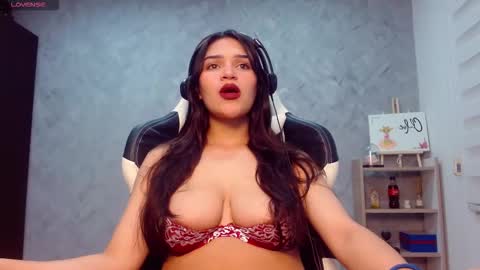 Snapshot of roxxi_2110 chatting on 12/02/25, 02:17 roxxi_2110 online show from 12/02/25, 02:17