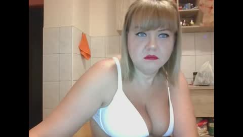 Snapshot of roxy8630 chatting on 09/29/25, 12:05 roxy8630 online show from 09/29/25, 12:05