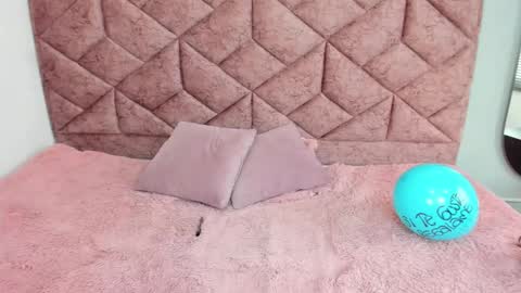 Snapshot of roxy_jones_ chatting on 02/02/25, 05:37 roxy_jones_ online show from 02/02/25, 05:37