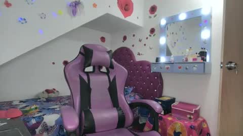 Snapshot of roxy_lu_07 chatting on 10/21/25, 02:01 Roxy online show from 10/21/25, 02:01