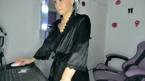 Snapshot of roxy_lu_07 chatting on 06/24/26, 01:48 Roxy online show from 06/24/26, 01:48