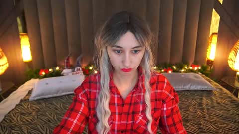 Snapshot of roxy_rayy chatting on 12/29/24, 05:44 roxy_rayy online show from 12/29/24, 05:44