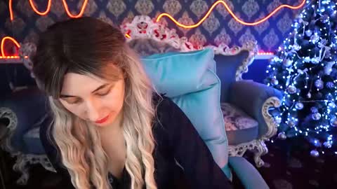 Snapshot of roxy_rayy chatting on 01/15/25, 11:00 roxy_rayy online show from 01/15/25, 11:00