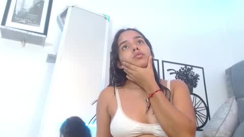 Snapshot of roxy_stone1 chatting on 02/08/25, 10:19 roxy_stone1 online show from 02/08/25, 10:19