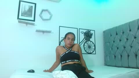 Snapshot of roxy_stone1 chatting on 03/01/25, 01:53 roxy_stone1 online show from 03/01/25, 01:53