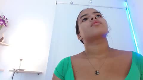 Snapshot of roxy_stone1 chatting on 09/15/25, 07:25 roxy_stone1 online show from 09/15/25, 07:25