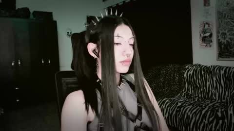 Snapshot of roxy_toxic chatting on 03/28/26, 12:54 Roxy Independient model Help me to reach 50 thumbs up online show from 03/28/26, 12:54