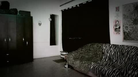 Snapshot of roxy_toxic chatting on 04/09/26, 12:43 Roxy Independient model Help me to reach 50 thumbs up online show from 04/09/26, 12:43